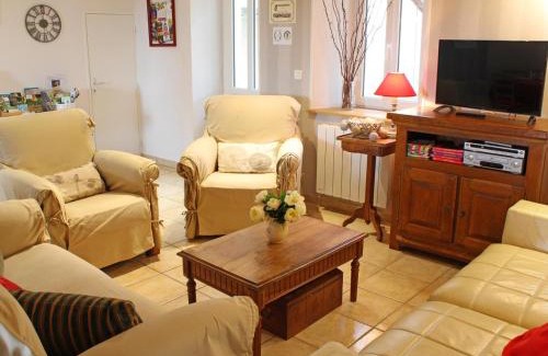 Cindre Casa | Gîte familial rénové à la campagne avec jardin, 4 chambres, proche loisirs et attractions - FR-1-489-61