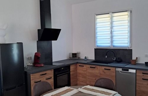 Saint-Martin-de-Pallieres Cabaña | Gîte sleeps 2 to 4 pool jacuzzi