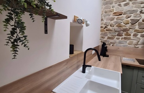 Soucelles Casa | Gîte 'Gîte de Caractère for 13 People' with Private Pool, Wi-Fi, and Air Conditioning