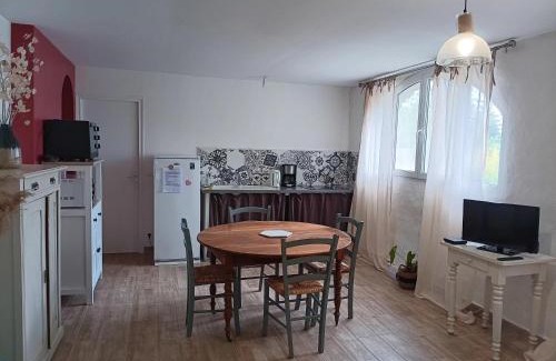 Saint-Julien-de-Cassagnas Apartamento | Gîte Gard 4-5 personnes Piscine et rivière