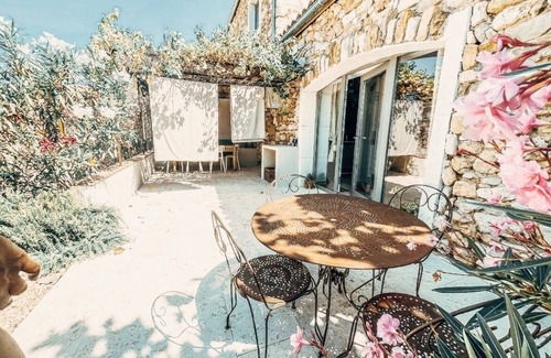 Baron Casa | Gîte "La cave du vigneron" in an estate in Uzès