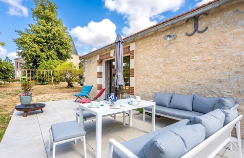 Sainte-Cecile Cabaña | Gîte 'La Longère Near Puy du Fou' with Private Terrace, Shared Garden and Wi-Fi