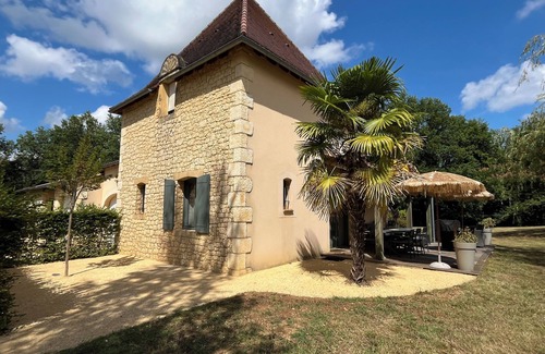 Valojoulx Casa | Gîte Le Pigeonnier in Montignac-Lascaux, large garden, private heated swimming pool