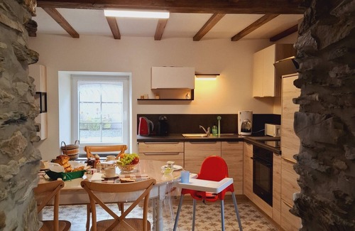 Tavigny Casa | Gîte Les bergeronnettes-Casa-Baño con bañera-Vista al campo