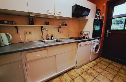 Champlon Casa | Gîte Les Sittelles-Casa-Familiar-Baño con bañera-Vista al Jardín