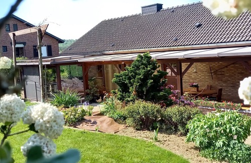 Champlon Casa | Gîte Les Sittelles-Casa-Familiar-Baño con bañera-Vista al Jardín