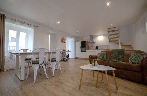 Chef-du-Pont Casa | Gîte - Maison de Ville Avec Cours Privée
