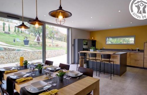 Montbrison Casa | Gîte moderne avec jardin, étang, terrasses et confort tout inclus à Montbrison - FR-1-496-157