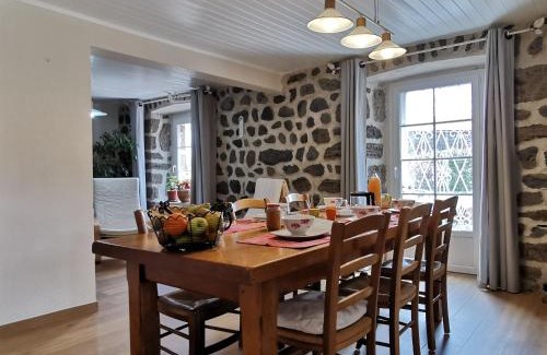 Seneujols Cama Y Desayuno | Gîte pittoresque en campagne près du Puy-en-Velay, idéal pour nature et St-Jacques de Compostelle - FR-1-582-451