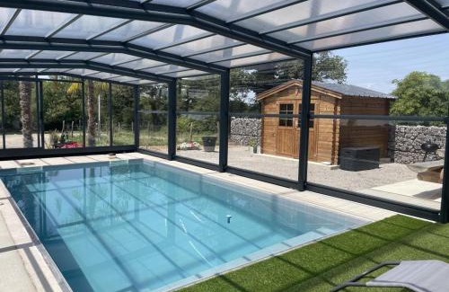 Couzon Casa | Gîte rénové avec piscine couverte chauffée, spa, climatisation et équipements PMR à Couzon - FR-1-489-483