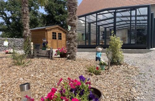 Couzon Casa | Gîte rénové avec piscine couverte chauffée, spa, climatisation et équipements PMR à Couzon - FR-1-489-483