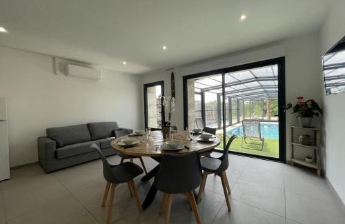 Couzon Casa | Gîte rénové avec piscine couverte chauffée, spa, climatisation et équipements PMR à Couzon - FR-1-489-483