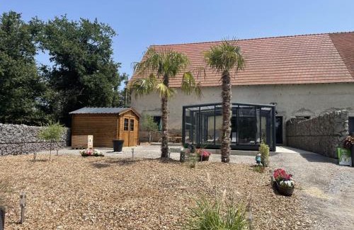 Couzon Casa | Gîte rénové avec piscine couverte chauffée, spa, climatisation et équipements PMR à Couzon - FR-1-489-483