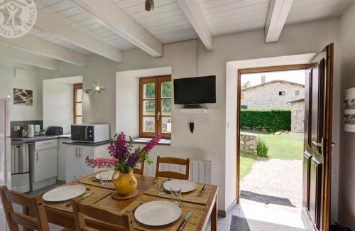La Chapelle-en-Lafaye Apartamento | Gîte rénové en pierres au cœur du Haut Forez avec terrasse et randonnées à proximité - FR-1-496-59
