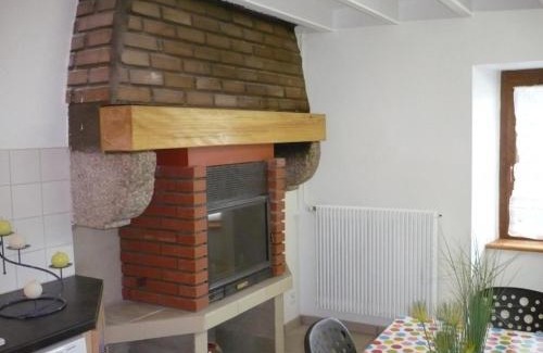 La Chambonie Casa | Gîte rustique avec cheminée et jardin - idéal pour familles et activités hivernales - FR-1-496-198