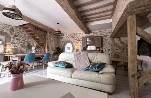 Rocles Casa | Gîte rustique rénové avec jeux pour enfants, climatisation et jardin privatif à Rocles - FR-1-489-546