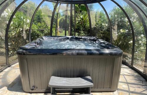 Cubzac-les-Ponts Casa | Gîte & Spa Château Lagrange les Tours