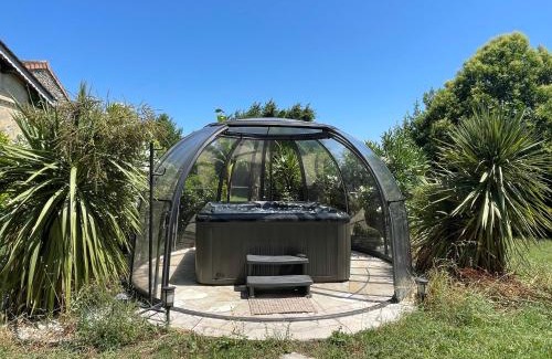 Cubzac-les-Ponts Casa | Gîte & Spa Château Lagrange les Tours