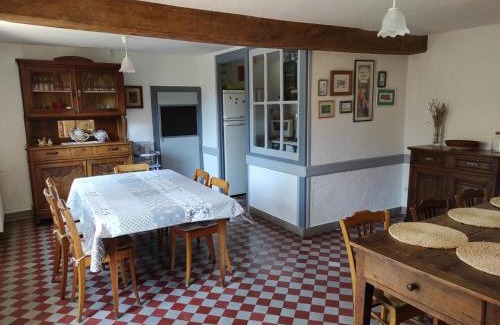 Renaison Casa | Gîte spacieux à Renaison avec cheminée, jardin et équipements enfants - FR-1-496-257
