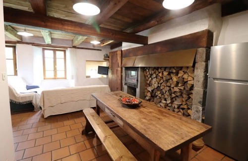 Saint-Saturnin Casa | Gîte ST Saturnin, Cézallier, Monts du Cantal, Santoire Valley