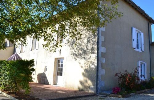 Salles-Lavalette Casa | Gîte typique Sud Charente, 2 chambres, terrasse, animaux acceptés, proche circuits randonnées - FR-1-653-78