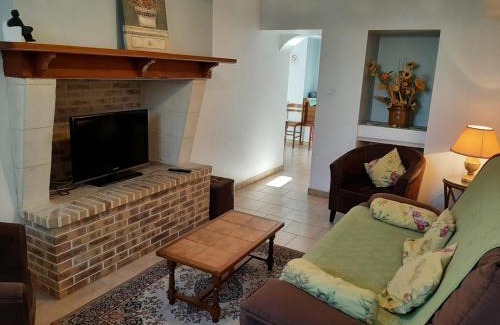 Salles-Lavalette Casa | Gîte typique Sud Charente, 2 chambres, terrasse, animaux acceptés, proche circuits randonnées - FR-1-653-78