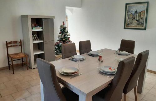 Salles-Lavalette Casa | Gîte typique Sud Charente, 2 chambres, terrasse, animaux acceptés, proche circuits randonnées - FR-1-653-78