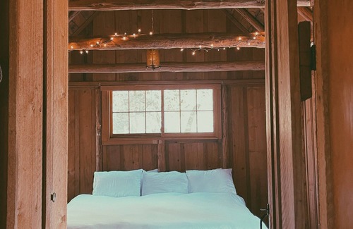 Altaville Cabina | ✨Güdren’s Gudwud✨ Whimsical & private artist retreat cabin in the woods