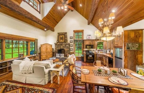 Bigfork Cabina | G-Bar-N Ranch Hudson’s Bay Log Home