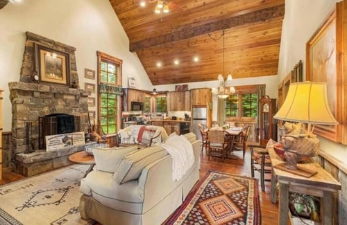 Bigfork Cabina | G-Bar-N Ranch Hudson’s Bay Log Home