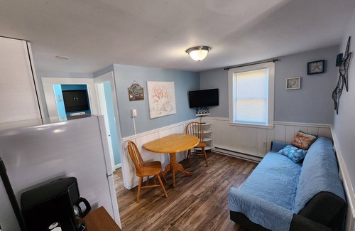 Hampton Apartamento | G St Inn Unit 4 Charming 2-bedroom apartment with AC, WiFi in lovely Hampton