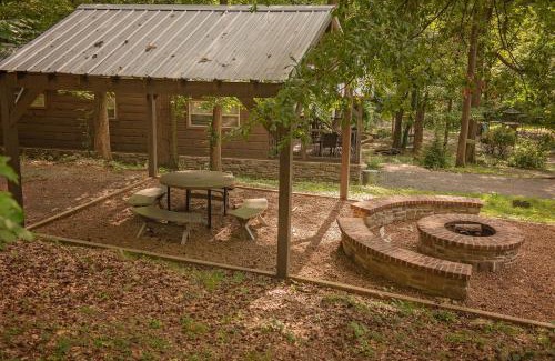 Lookout Valley Neighborhood Association Casa | Gabriele Cabin Rustic Retreat Near Downtown