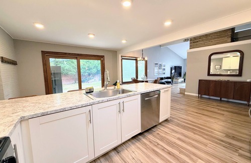 Gahanna Casa | Gahanna Luxury family/group retreat 5BR: 2K 2Q 1DB 3BA. Beautiful and spacious!