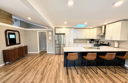 Gahanna Casa | Gahanna Luxury family/group retreat 5BR: 2K 2Q 1DB 3BA. Beautiful and spacious!