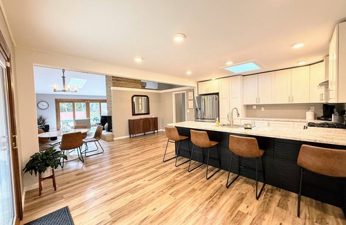 Gahanna Casa | Gahanna Luxury family/group retreat 5BR: 2K 2Q 1DB 3BA. Beautiful and spacious!