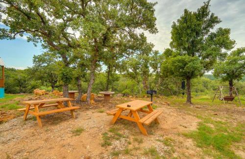 Brownwood Casa | Galactikitty - Quirky Cabin Near Lake Brownwood!