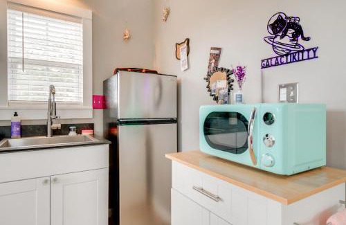 Brownwood Casa | Galactikitty - Quirky Cabin Near Lake Brownwood!