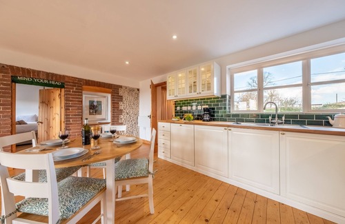 Wighton Cabaña | Gallery Cottage - Una casa de ladrillo y pedernal realmente súper en una ubicación tranquila del pueblo.
