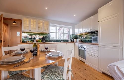 Wighton Cabaña | Gallery Cottage - Una casa de ladrillo y pedernal realmente súper en una ubicación tranquila del pueblo.