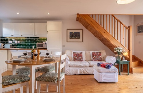 Wighton Cabaña | Gallery Cottage - Una casa de ladrillo y pedernal realmente súper en una ubicación tranquila del pueblo.