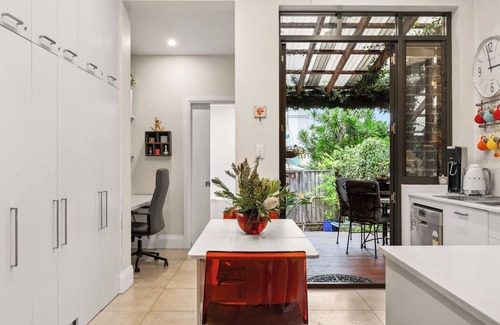 Newtown Casa | Gallery Getaway NewtownAlexandria Creative Hub