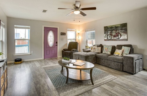 Galveston Cabaña | Galveston Cottage ~ 1 Mi to Beach: Pet Friendly!