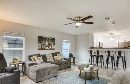 Galveston Cabaña | Galveston Cottage ~ 1 Mi to Beach: Pet Friendly!