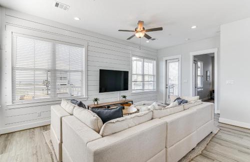 Galveston Casa | Galveston Home with Decks and Views, Walk to Beaches!