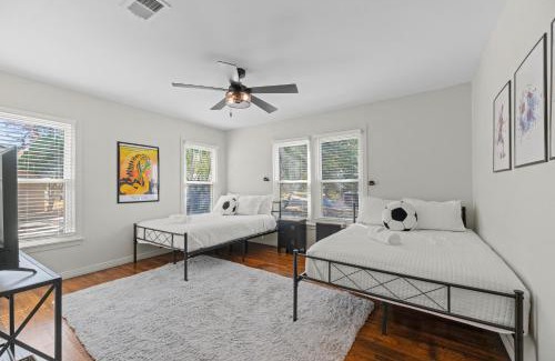 Central Arlington Casa | Game Day Getaway