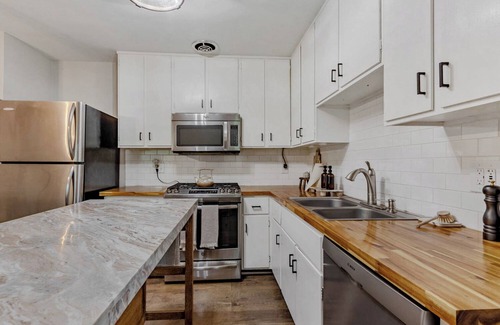 Park Forest Village Casa | Game Day Haven With Bar & Deck