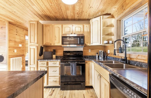 Mount Juliet Cabina | WiFi, SmartTVs, Kitchen Essentials, Pool Table & Near Nashville/BNA