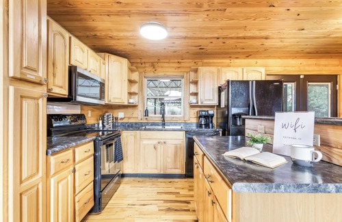 Mount Juliet Cabina | WiFi, SmartTVs, Kitchen Essentials, Pool Table & Near Nashville/BNA