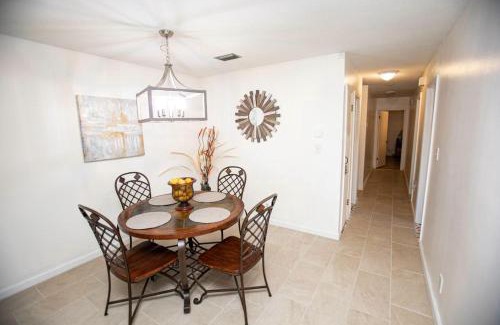 Tampa Heights Casa | Game Night Retreat Cozy Bungalow Fire Pit