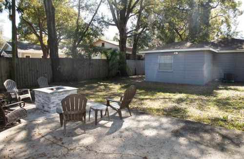 Tampa Heights Casa | Game Night Retreat Cozy Bungalow Fire Pit